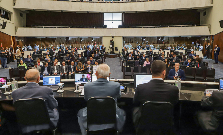 Na abertura dos trabalhos, Ratinho Junior entrega balanço de 2022 à Assembleia