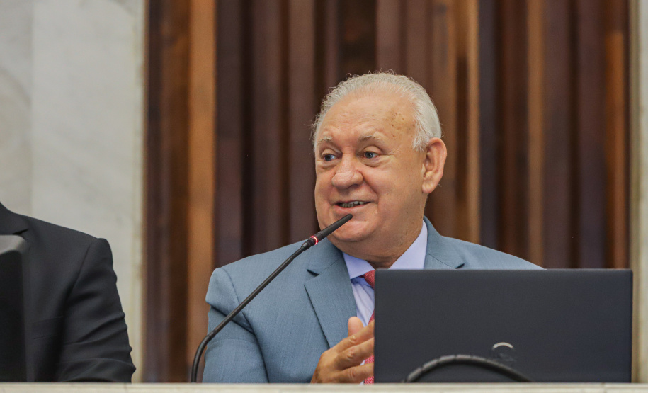 Na abertura dos trabalhos, Ratinho Junior entrega balanço de 2022 à Assembleia