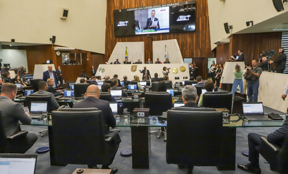 Na abertura dos trabalhos, Ratinho Junior entrega balanço de 2022 à Assembleia