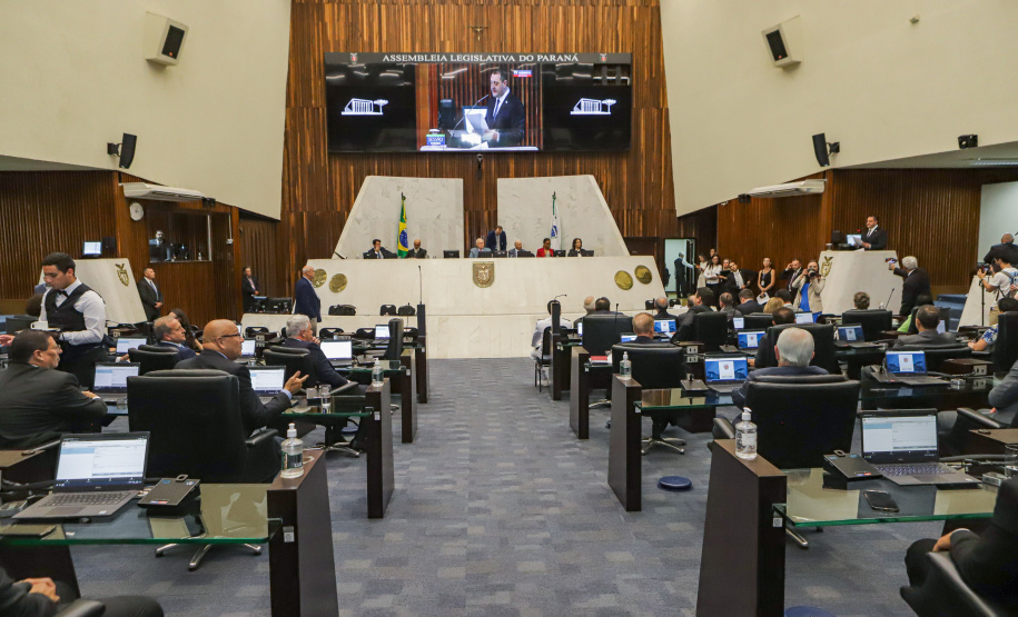 Na abertura dos trabalhos, Ratinho Junior entrega balanço de 2022 à Assembleia