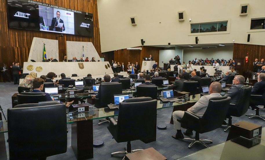 Na abertura dos trabalhos, Ratinho Junior entrega balanço de 2022 à Assembleia