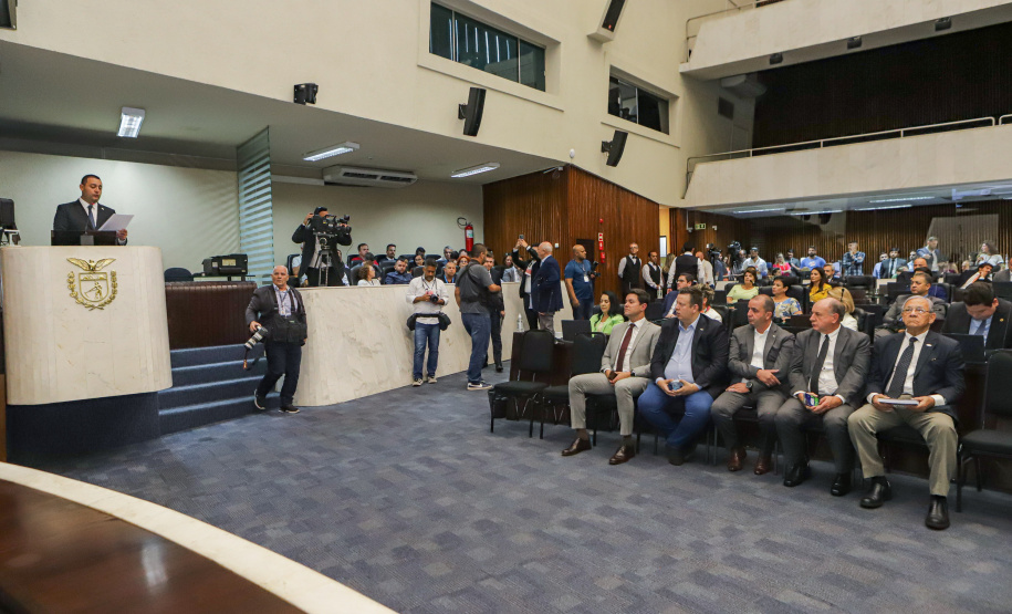 Na abertura dos trabalhos, Ratinho Junior entrega balanço de 2022 à Assembleia