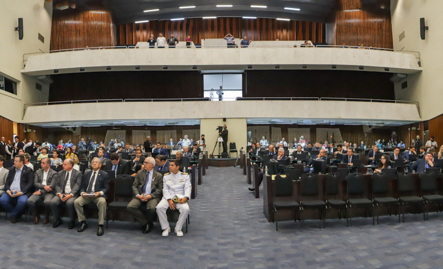 Na abertura dos trabalhos, Ratinho Junior entrega balanço de 2022 à Assembleia