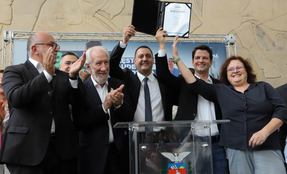 O governador Carlos Massa Ratinho Junior assinou nesta sexta-feira (3) o repasse de R$ 99,5 milhões para investimentos em diversas áreas da saúde do município de Curitiba.