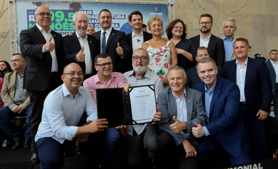 O governador Carlos Massa Ratinho Junior assinou nesta sexta-feira (3) o repasse de R$ 99,5 milhões para investimentos em diversas áreas da saúde do município de Curitiba.