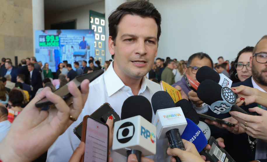 O governador Carlos Massa Ratinho Junior assinou nesta sexta-feira (3) o repasse de R$ 99,5 milhões para investimentos em diversas áreas da saúde do município de Curitiba.