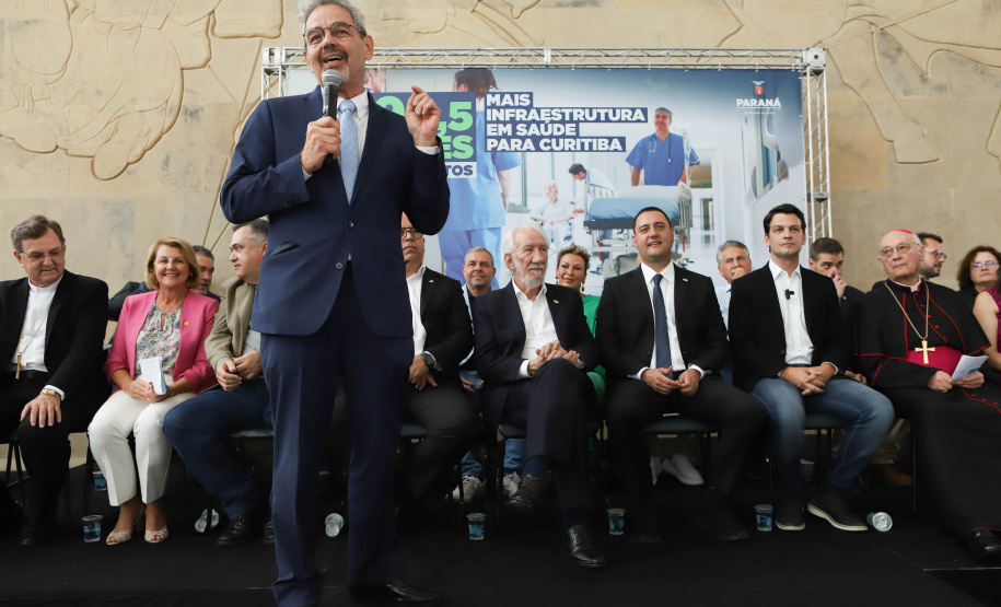 O governador Carlos Massa Ratinho Junior assinou nesta sexta-feira (3) o repasse de R$ 99,5 milhões para investimentos em diversas áreas da saúde do município de Curitiba.