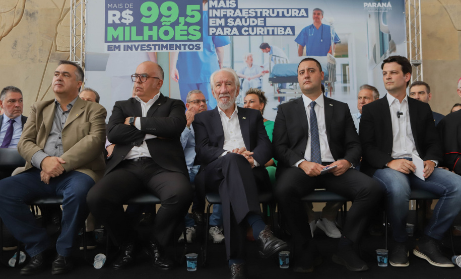 O governador Carlos Massa Ratinho Junior assinou nesta sexta-feira (3) o repasse de R$ 99,5 milhões para investimentos em diversas áreas da saúde do município de Curitiba.