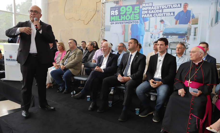 O governador Carlos Massa Ratinho Junior assinou nesta sexta-feira (3) o repasse de R$ 99,5 milhões para investimentos em diversas áreas da saúde do município de Curitiba.