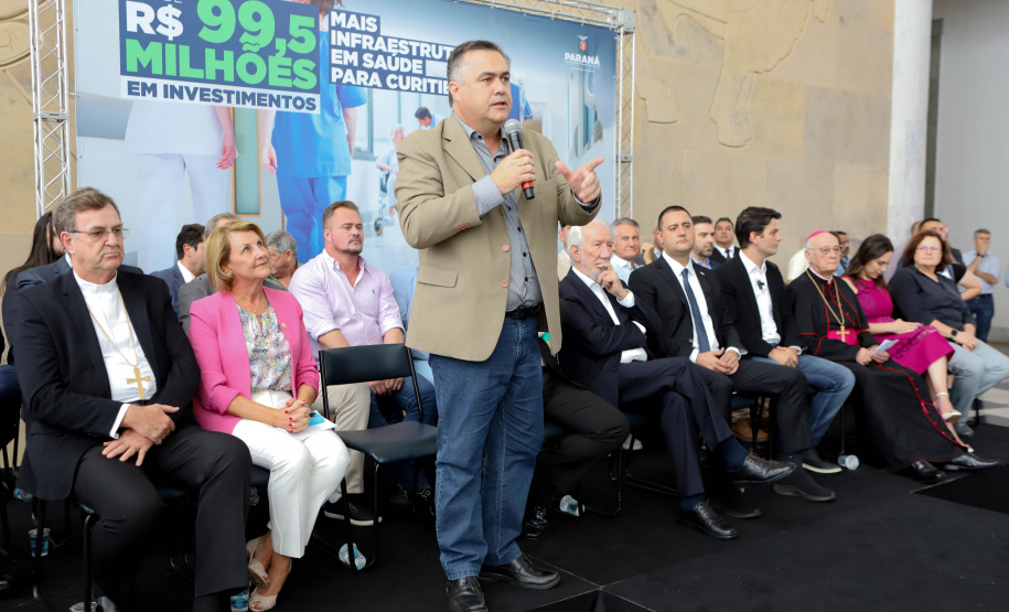 O governador Carlos Massa Ratinho Junior assinou nesta sexta-feira (3) o repasse de R$ 99,5 milhões para investimentos em diversas áreas da saúde do município de Curitiba.