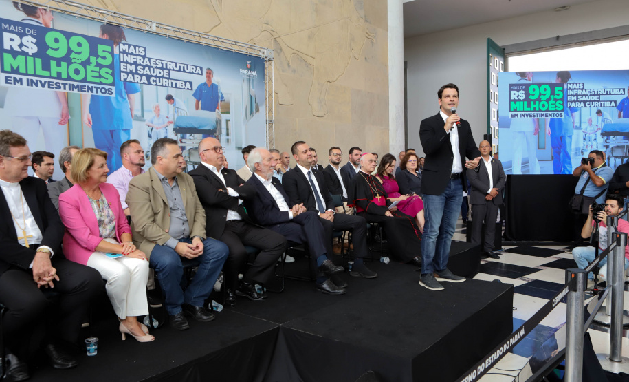 O governador Carlos Massa Ratinho Junior assinou nesta sexta-feira (3) o repasse de R$ 99,5 milhões para investimentos em diversas áreas da saúde do município de Curitiba.