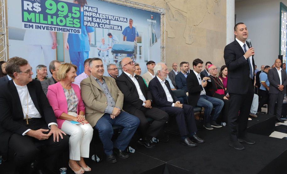O governador Carlos Massa Ratinho Junior assinou nesta sexta-feira (3) o repasse de R$ 99,5 milhões para investimentos em diversas áreas da saúde do município de Curitiba.