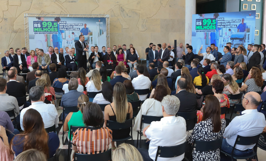 O governador Carlos Massa Ratinho Junior assinou nesta sexta-feira (3) o repasse de R$ 99,5 milhões para investimentos em diversas áreas da saúde do município de Curitiba.