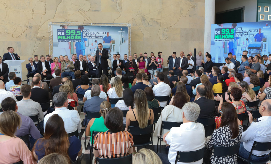 O governador Carlos Massa Ratinho Junior assinou nesta sexta-feira (3) o repasse de R$ 99,5 milhões para investimentos em diversas áreas da saúde do município de Curitiba.