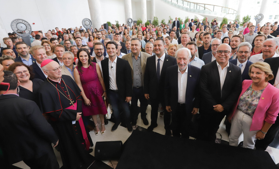 O governador Carlos Massa Ratinho Junior assinou nesta sexta-feira (3) o repasse de R$ 99,5 milhões para investimentos em diversas áreas da saúde do município de Curitiba.