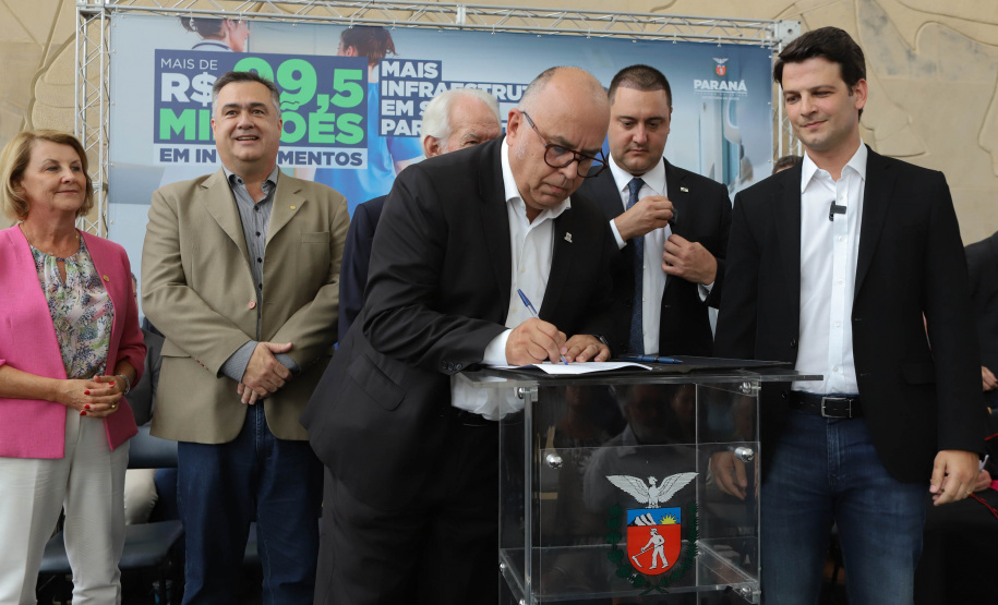 O governador Carlos Massa Ratinho Junior assinou nesta sexta-feira (3) o repasse de R$ 99,5 milhões para investimentos em diversas áreas da saúde do município de Curitiba.