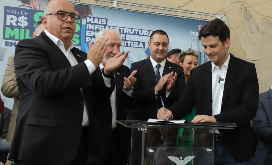 O governador Carlos Massa Ratinho Junior assinou nesta sexta-feira (3) o repasse de R$ 99,5 milhões para investimentos em diversas áreas da saúde do município de Curitiba.