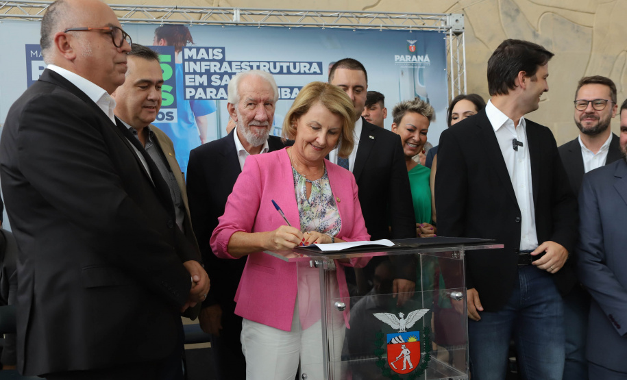 O governador Carlos Massa Ratinho Junior assinou nesta sexta-feira (3) o repasse de R$ 99,5 milhões para investimentos em diversas áreas da saúde do município de Curitiba.