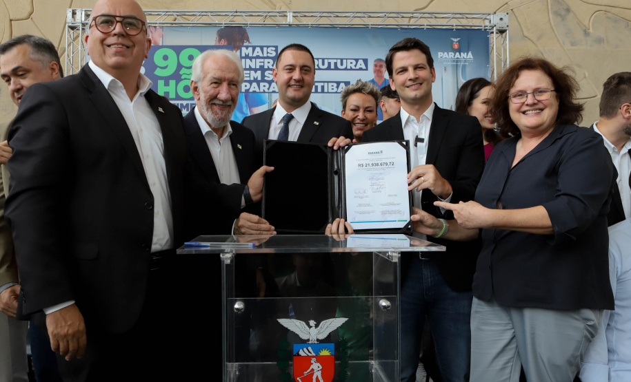 O governador Carlos Massa Ratinho Junior assinou nesta sexta-feira (3) o repasse de R$ 99,5 milhões para investimentos em diversas áreas da saúde do município de Curitiba.