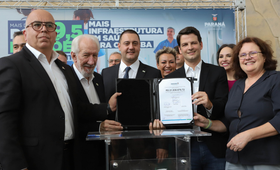 O governador Carlos Massa Ratinho Junior assinou nesta sexta-feira (3) o repasse de R$ 99,5 milhões para investimentos em diversas áreas da saúde do município de Curitiba.