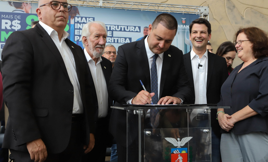 O governador Carlos Massa Ratinho Junior assinou nesta sexta-feira (3) o repasse de R$ 99,5 milhões para investimentos em diversas áreas da saúde do município de Curitiba.