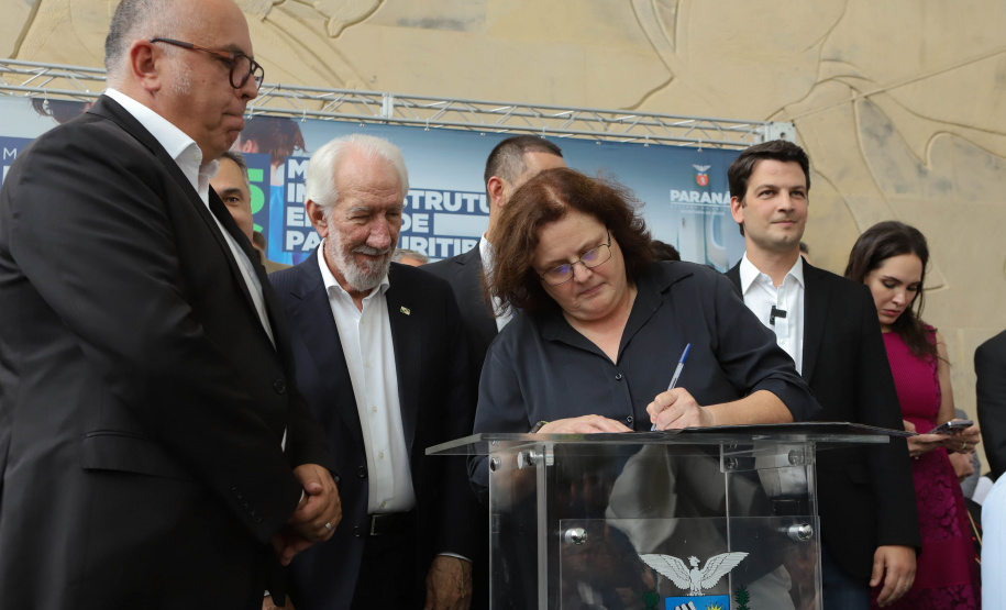 O governador Carlos Massa Ratinho Junior assinou nesta sexta-feira (3) o repasse de R$ 99,5 milhões para investimentos em diversas áreas da saúde do município de Curitiba.