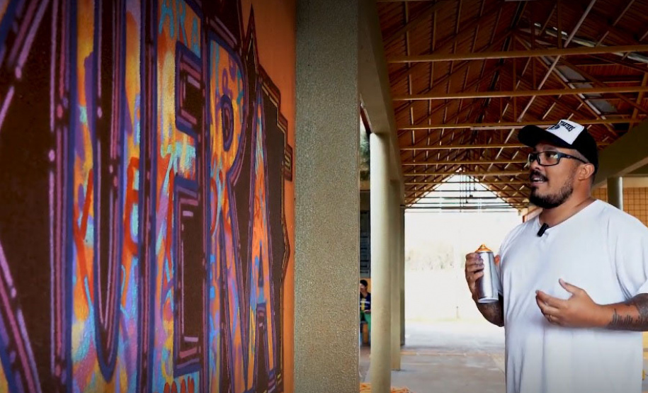 Oficina de grafitti estimula frequência escolar e fortalece cultura indígena em escola no oeste do estado