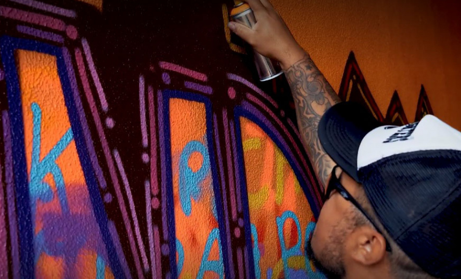 Oficina de grafitti estimula frequência escolar e fortalece cultura indígena em escola no oeste do estado