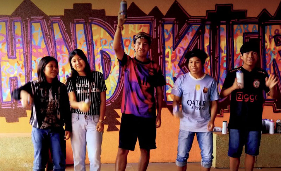 Oficina de grafitti estimula frequência escolar e fortalece cultura indígena em escola no oeste do estado