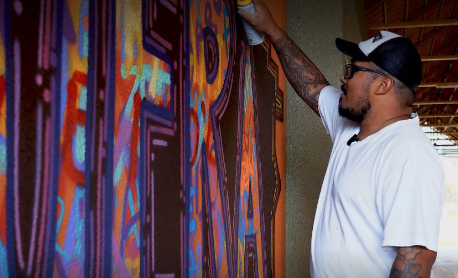 Oficina de grafitti estimula frequência escolar e fortalece cultura indígena em escola no oeste do estado