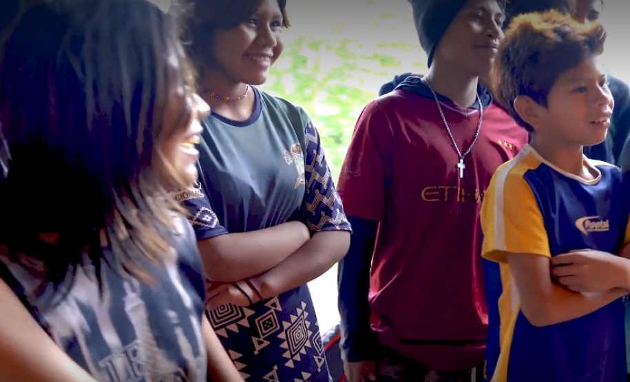 Oficina de grafitti estimula frequência escolar e fortalece cultura indígena em escola no oeste do estado