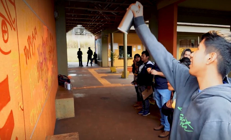 Oficina de grafitti estimula frequência escolar e fortalece cultura indígena em escola no oeste do estado