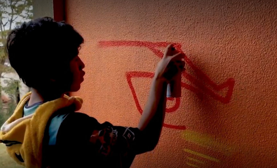 Oficina de grafitti estimula frequência escolar e fortalece cultura indígena em escola no oeste do estado