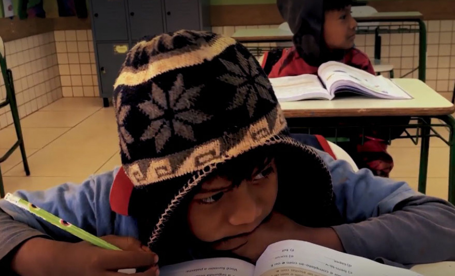 Oficina de grafitti estimula frequência escolar e fortalece cultura indígena em escola no oeste do estado