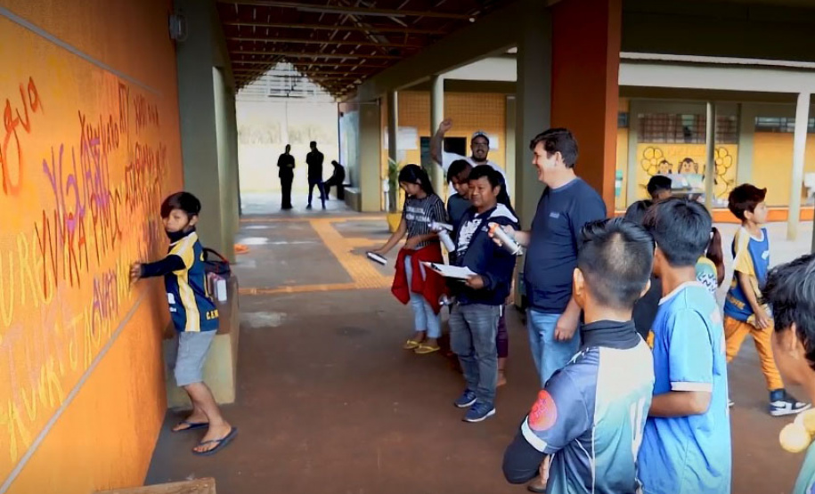 Oficina de grafitti estimula frequência escolar e fortalece cultura indígena em escola no oeste do estado