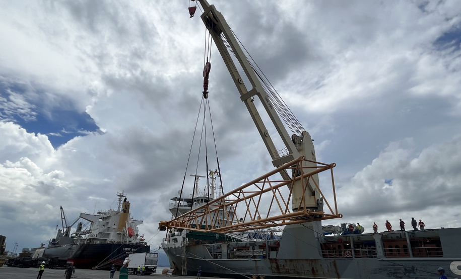 Maior guindaste para descarga de granéis sólidos de importação chega ao Porto de Paranaguá