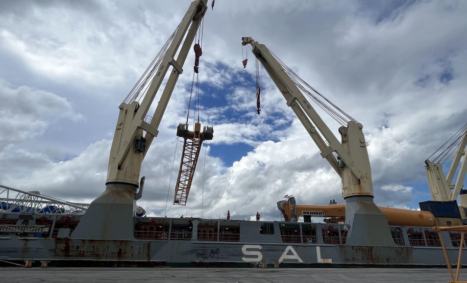 Maior guindaste para descarga de granéis sólidos de importação chega ao Porto de Paranaguá