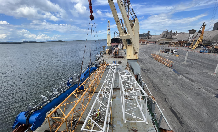 Maior guindaste para descarga de granéis sólidos de importação chega ao Porto de Paranaguá