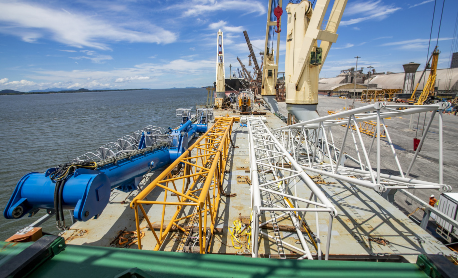 Maior guindaste para descarga de granéis sólidos de importação chega ao Porto de Paranaguá