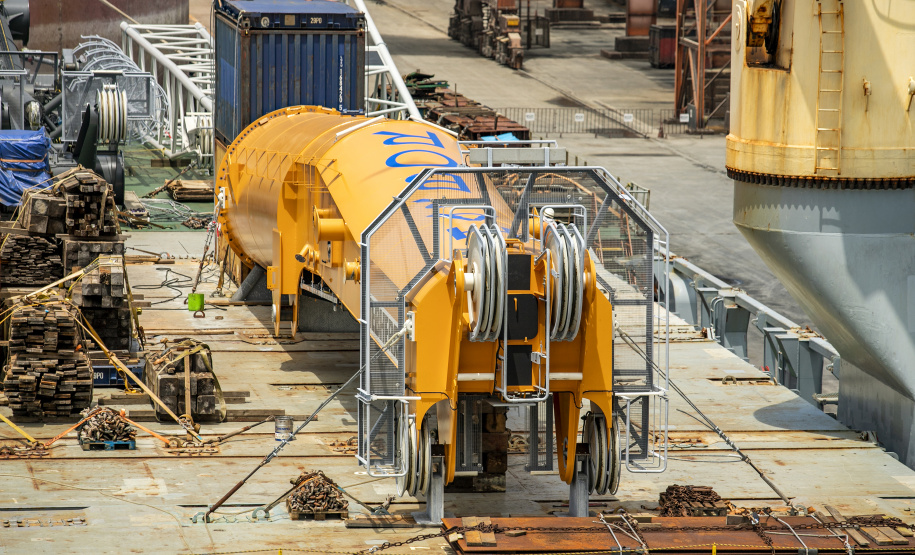 Maior guindaste para descarga de granéis sólidos de importação chega ao Porto de Paranaguá