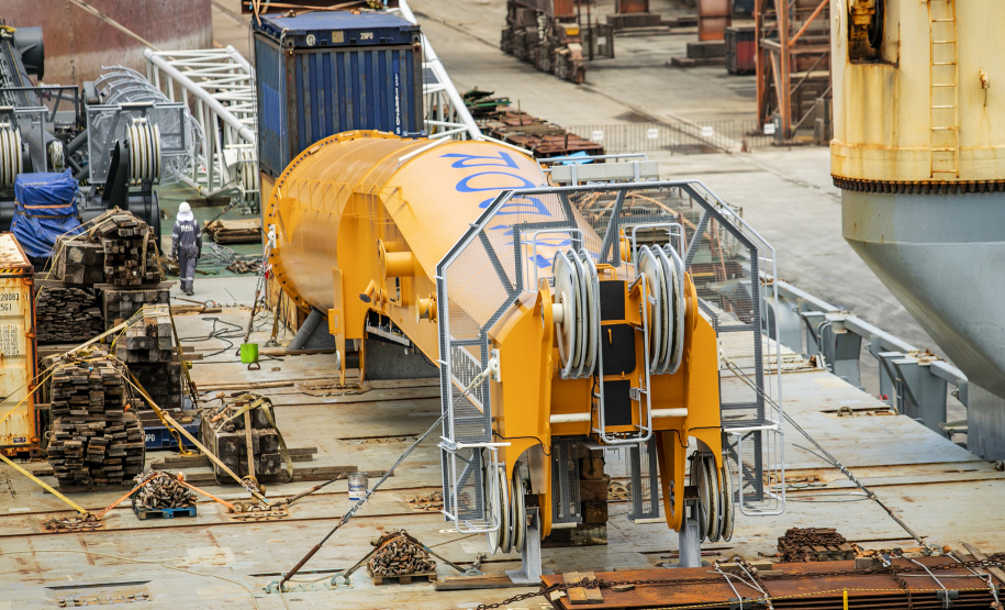 Maior guindaste para descarga de granéis sólidos de importação chega ao Porto de Paranaguá