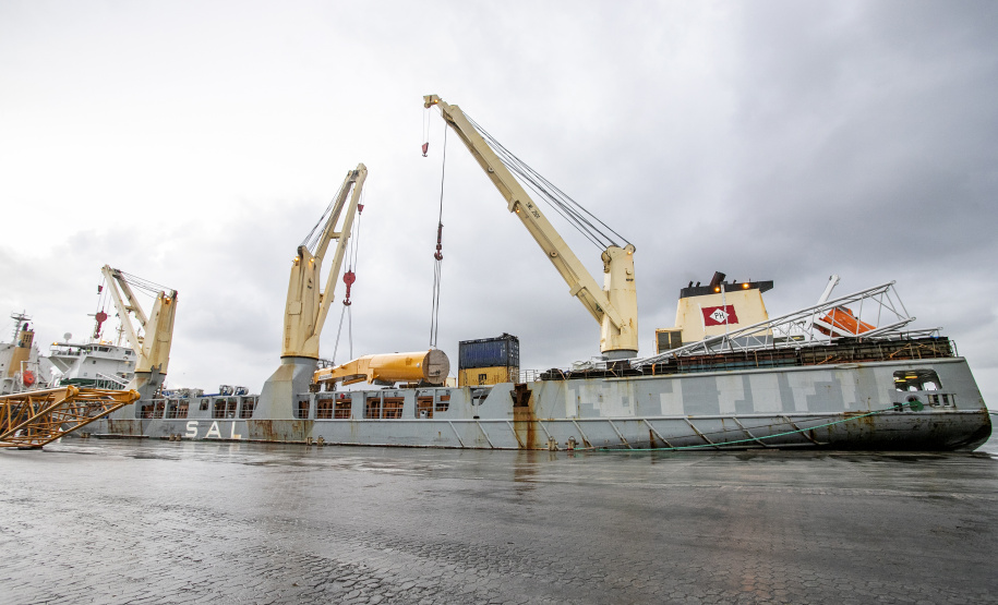Maior guindaste para descarga de granéis sólidos de importação chega ao Porto de Paranaguá