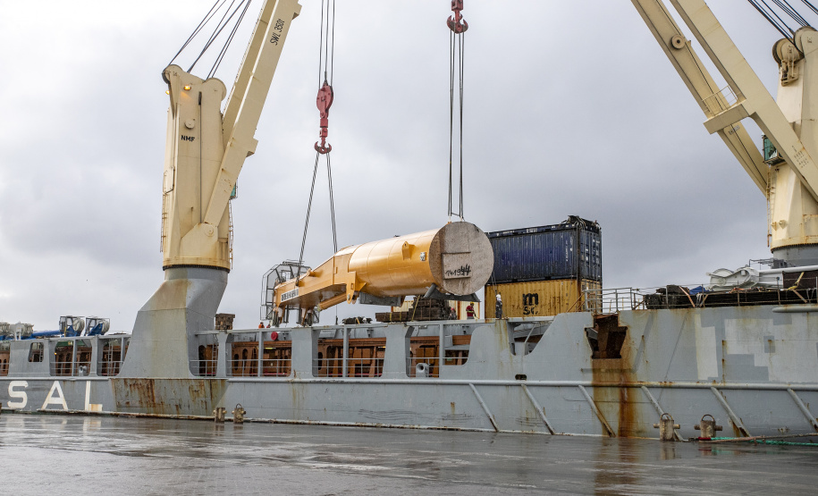 Maior guindaste para descarga de granéis sólidos de importação chega ao Porto de Paranaguá