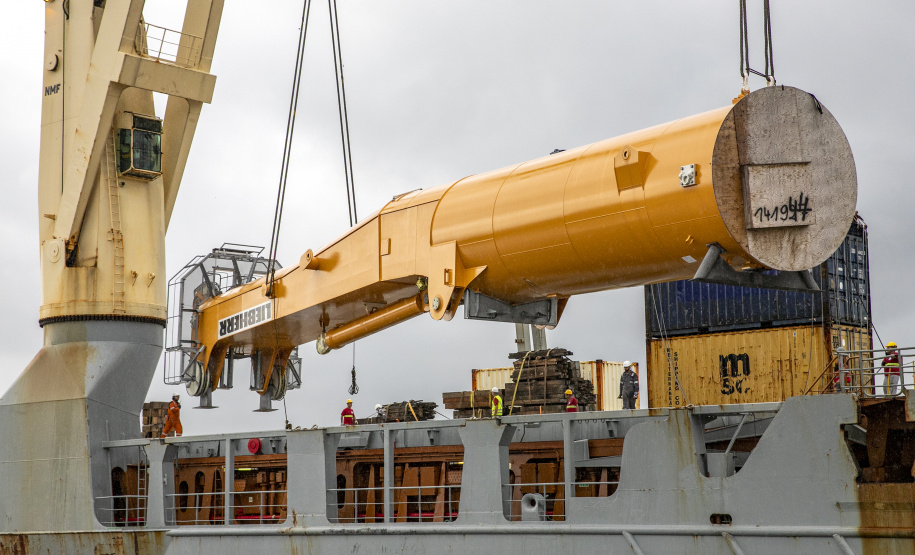 Maior guindaste para descarga de granéis sólidos de importação chega ao Porto de Paranaguá