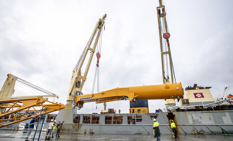 Maior guindaste para descarga de granéis sólidos de importação chega ao Porto de Paranaguá