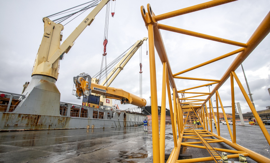 Maior guindaste para descarga de granéis sólidos de importação chega ao Porto de Paranaguá