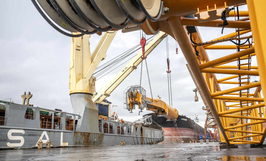 Maior guindaste para descarga de granéis sólidos de importação chega ao Porto de Paranaguá