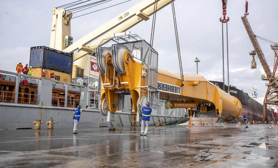 Maior guindaste para descarga de granéis sólidos de importação chega ao Porto de Paranaguá