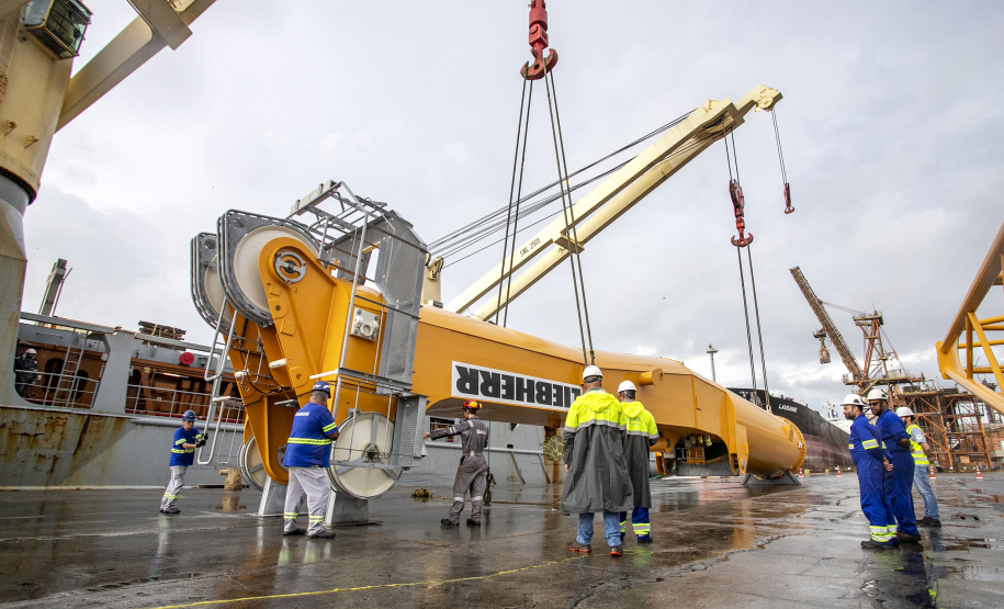 Maior guindaste para descarga de granéis sólidos de importação chega ao Porto de Paranaguá