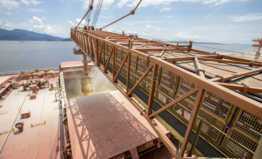 Navio chega para carregar quase 108 mil toneladas de farelo de soja no Porto de Paranaguá